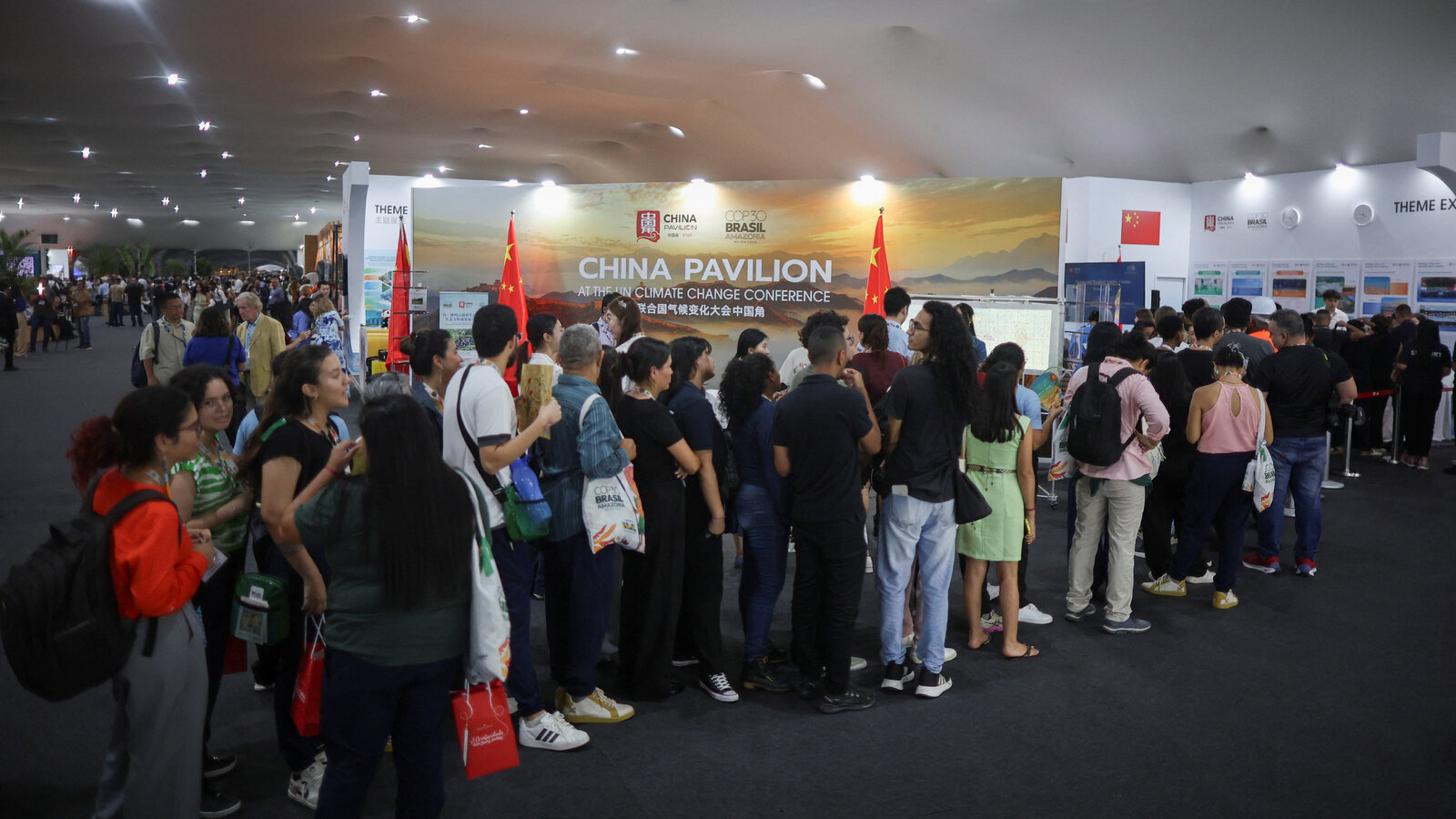 Visitantes frente al pabellón de China en la COP30
