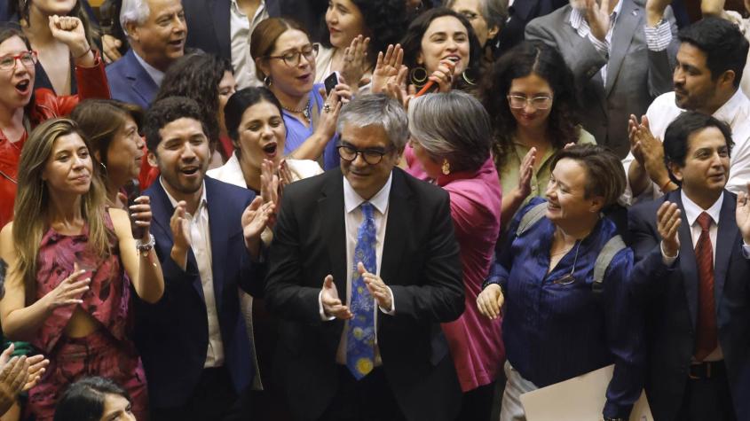 Autoridades celebrando la aprobación de la reforma previsional en Chile