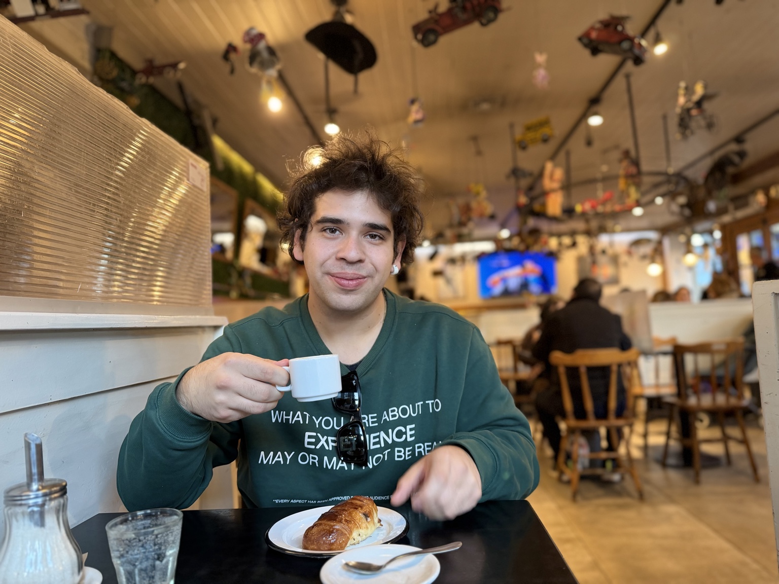 Retrato de Matías Cáceres Habit en un café