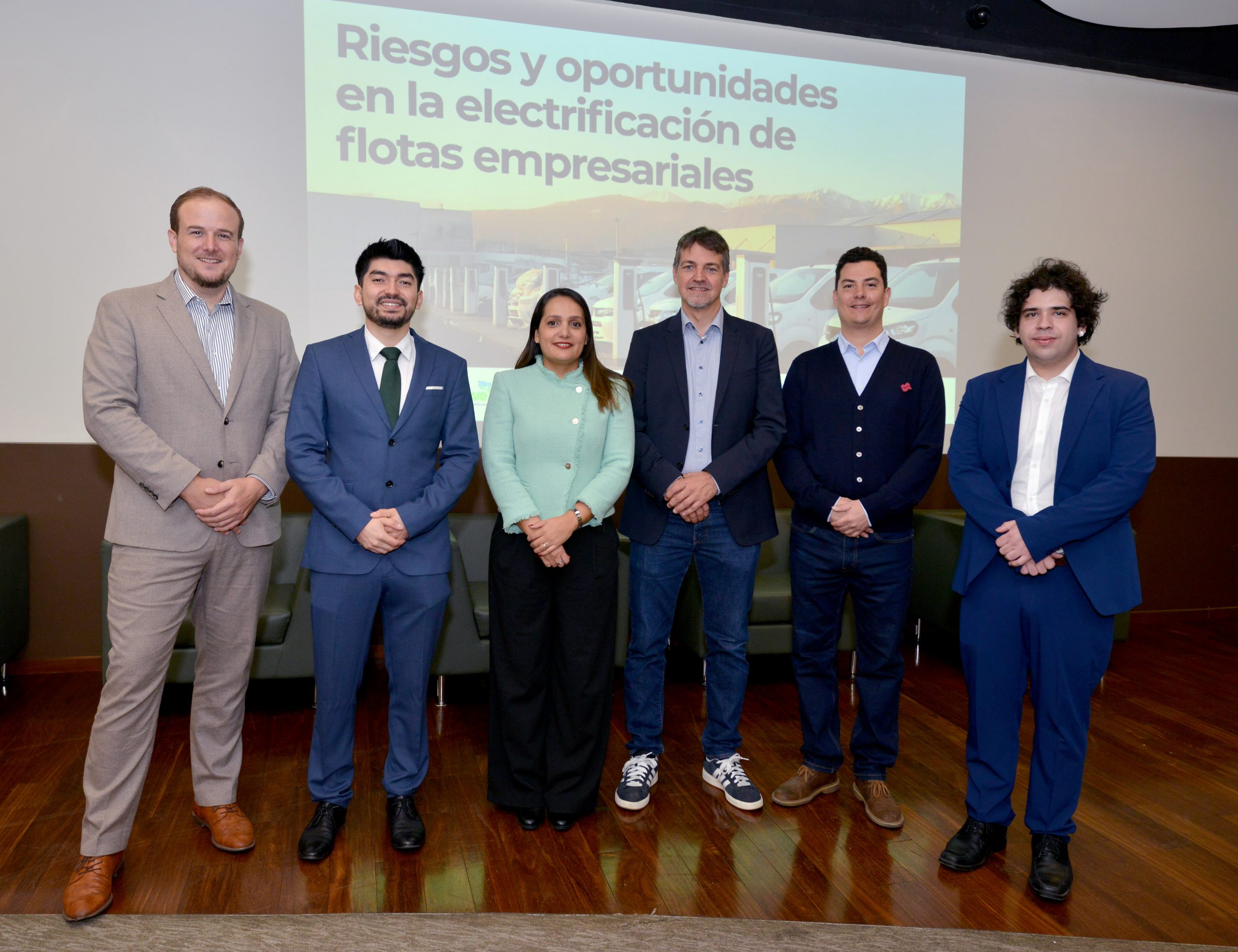 Participantes del evento sobre electrificación de flotas empresariales, con Matías Cáceres Habit